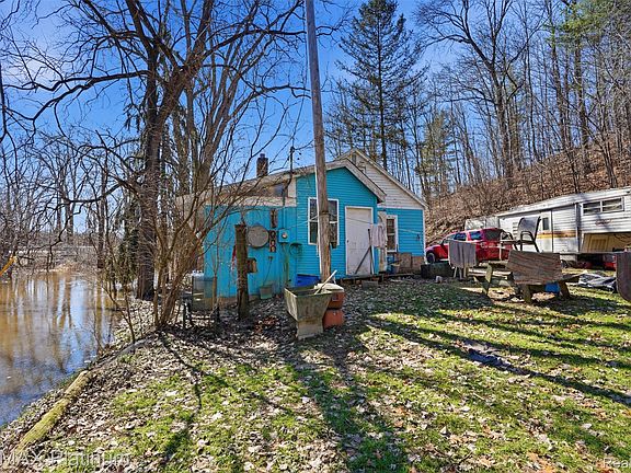 3rd image of 2555 E Cohoctah Rd