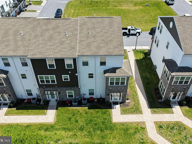 121 High Pointe Dr #38 — Photo 1