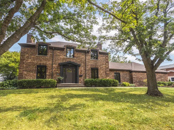695 Ruskin Dr, Elk Grove Village, IL 60007
