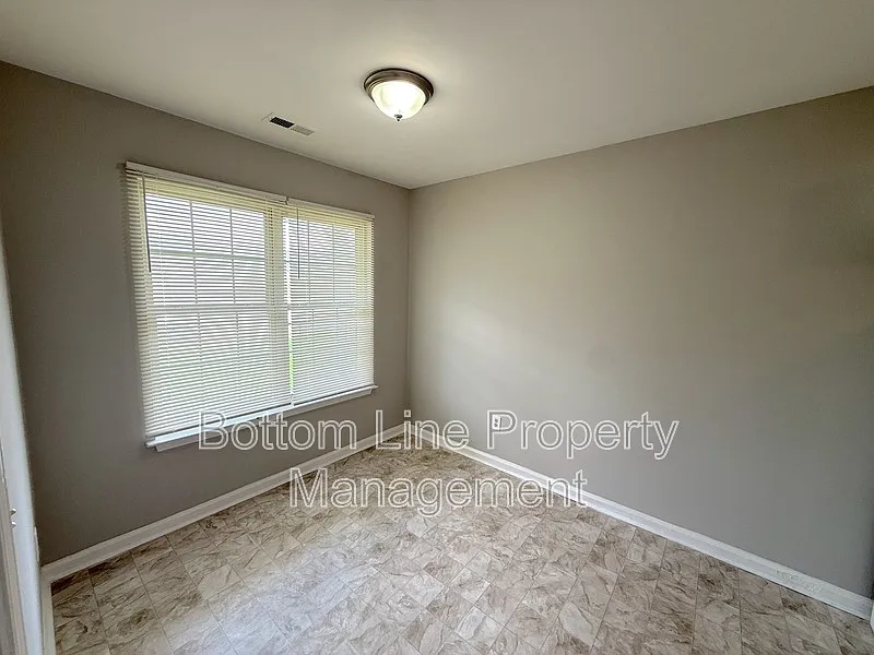 3 bed, 2.0 bath, 1002 sqft, $1,600 — Photo 4