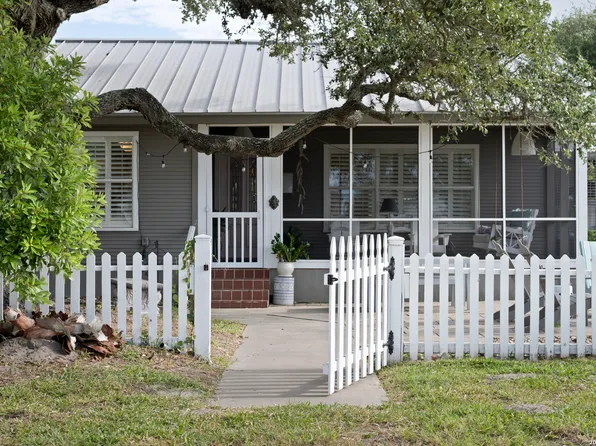 1302 E Cedar St, Rockport, TX 78382