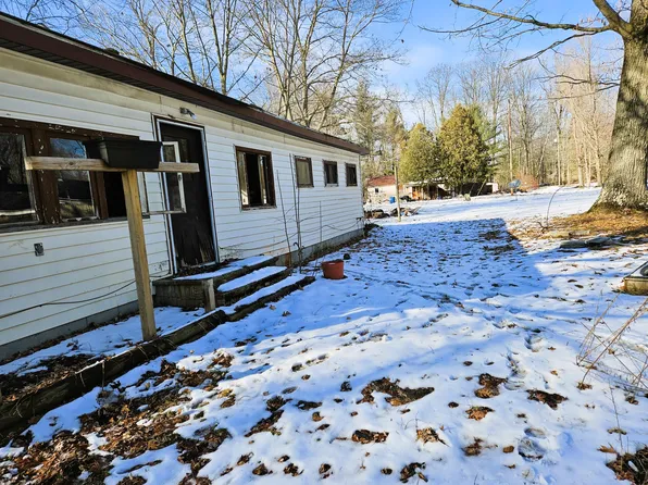 2327 W Midway Dr, White Cloud, MI 49349