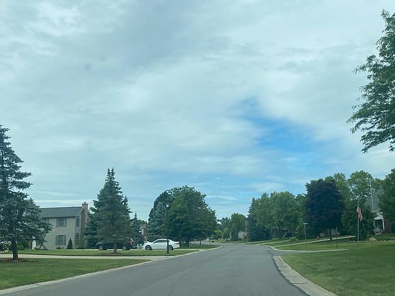 4th image of 975 Highland Dr