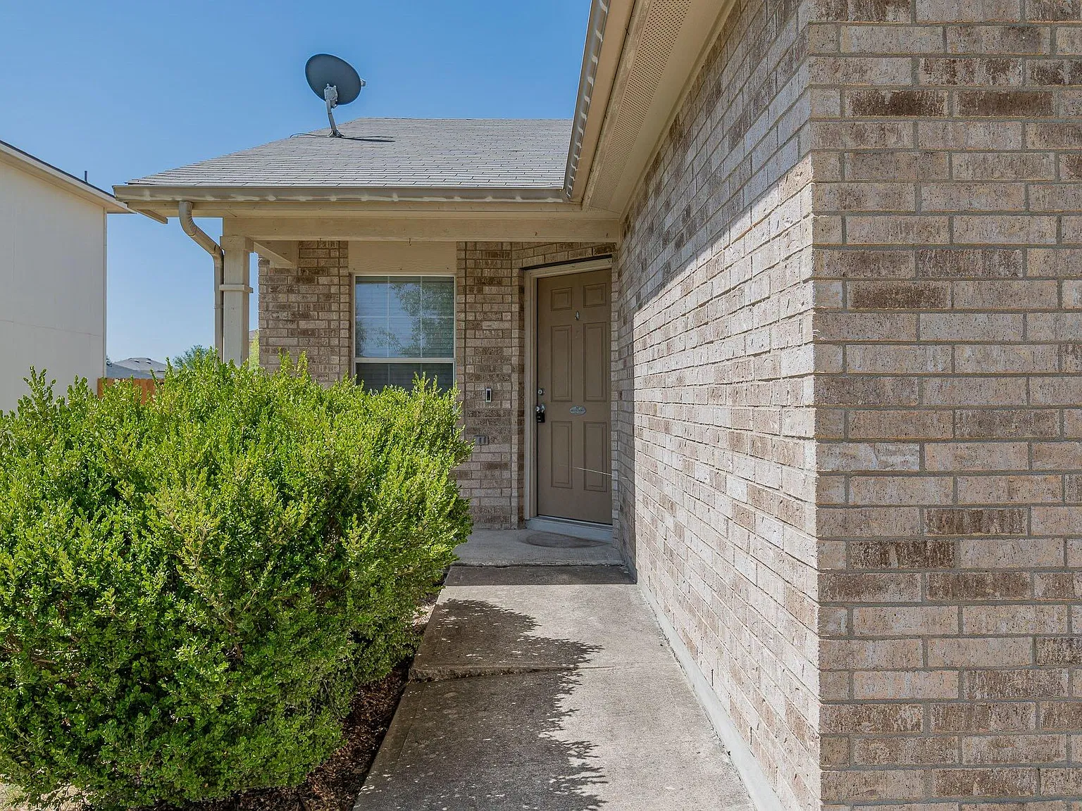 3 bed, 1664 sqft, $2,200 — Photo 2