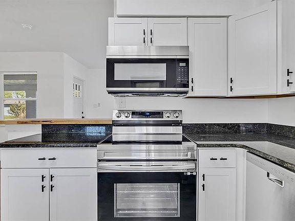 4th image of 2932 Elm St