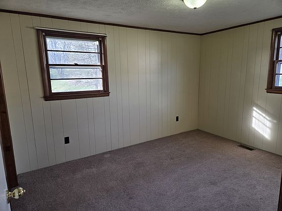 4th image of 582 Woodland Cir