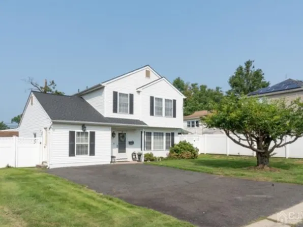 367 Pinehurst Dr, Keyport, NJ 07735