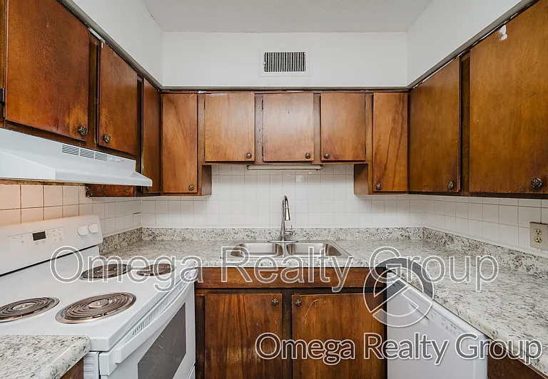 South Court Apartments — Photo 21