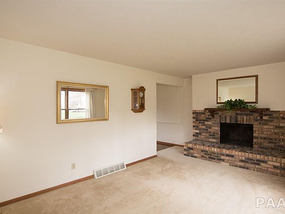 5th image of 1301 W Deerbrook Dr