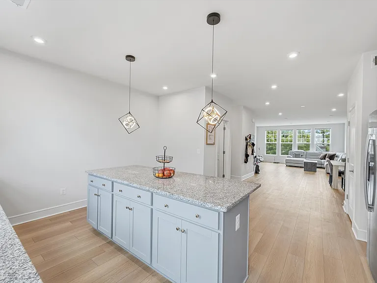 4256 Frost St — Photo 10