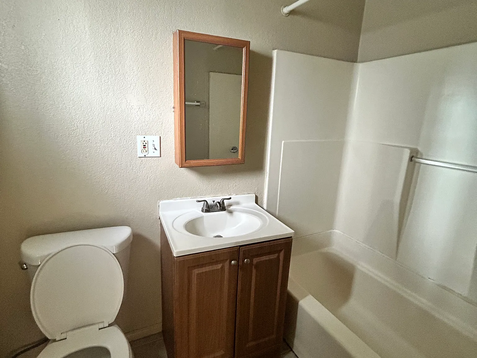 1 bed, 900 sqft, $1,600 — Photo 1
