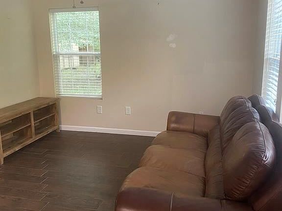 2nd image of 510 Pin Oak Ln