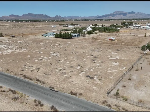 1530 W Huckleberry St, Pahrump, NV 89048