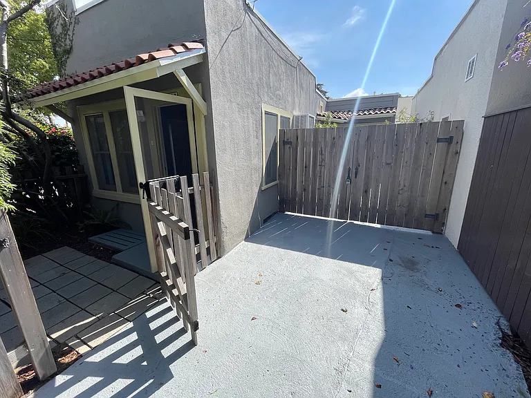Braddock Dr — Photo 26