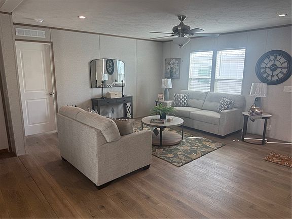 3rd image of 103 Twin Oaks Ct