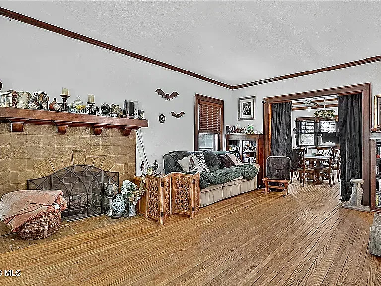 5 bed, 2200 sqft, $2,000 — Photo 2