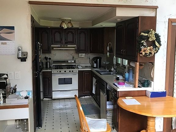 4th image of 170 Bradley St