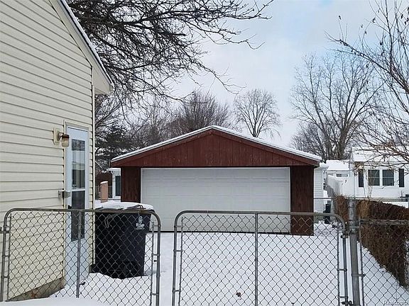 38544 Avondale Fenced yard