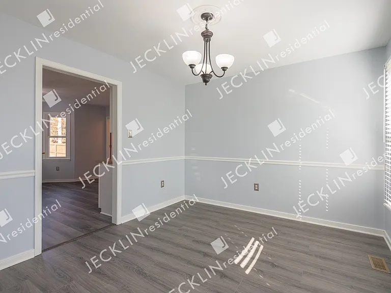 9020 Castle Point Dr — Photo 7