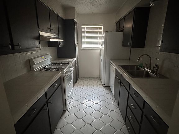 3rd image of 1334 Tanglewood Ln #1334