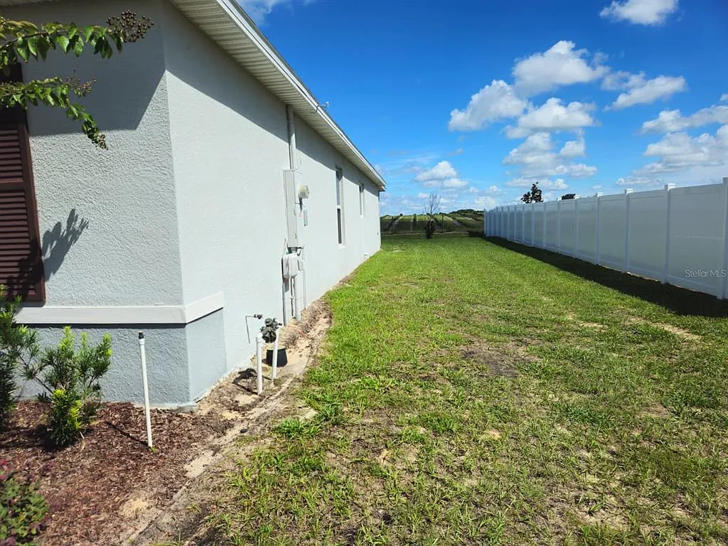 4 bed, 2.0 bath, 1696 sqft, $1,900 — Photo 3