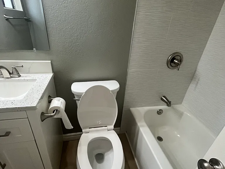 M Bath Completely remodeled w/new tile/vanity/sink/toilet