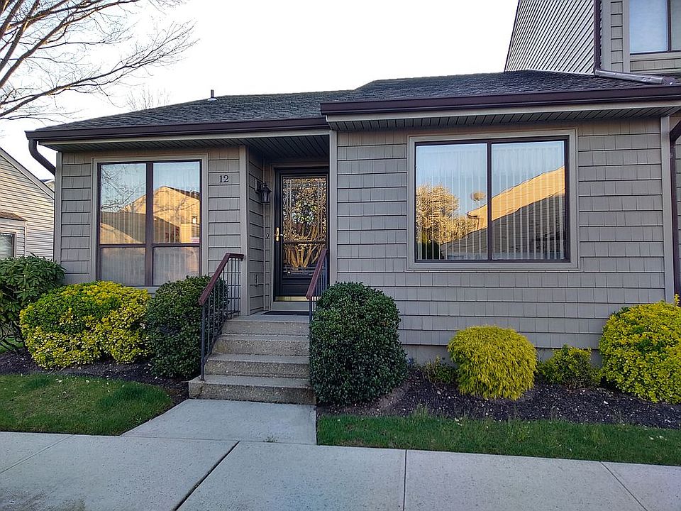 1st image of 12 Stanford Ct