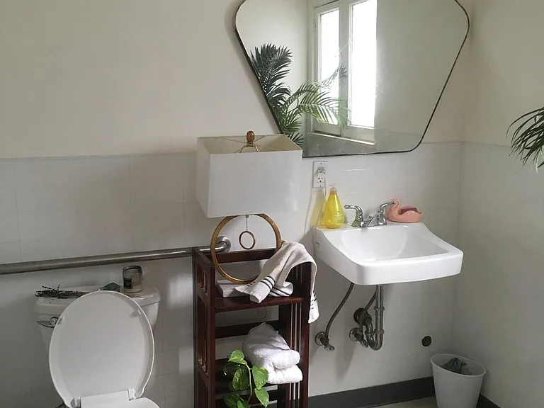 Guest bathroom on the 1st floor