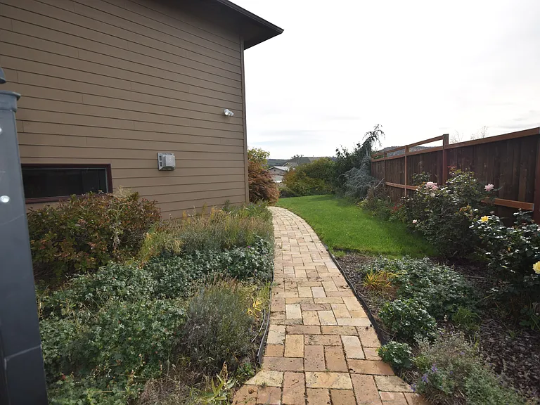 402 Sunridge Ave — Photo 22
