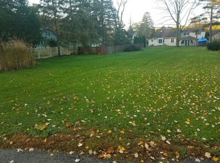 9 Bay View Rd, Fox River Grove, IL 60021