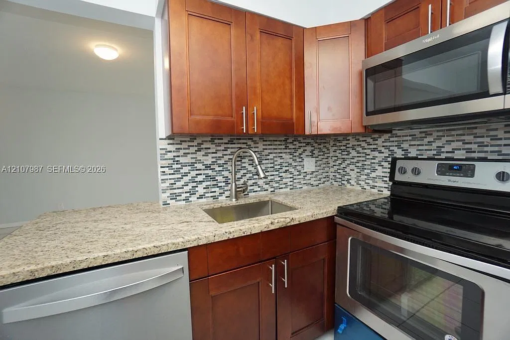 Lake Pointe Condominium N — Photo 4