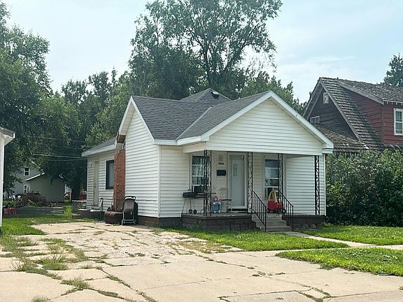 3rd image of 304 W 8th St