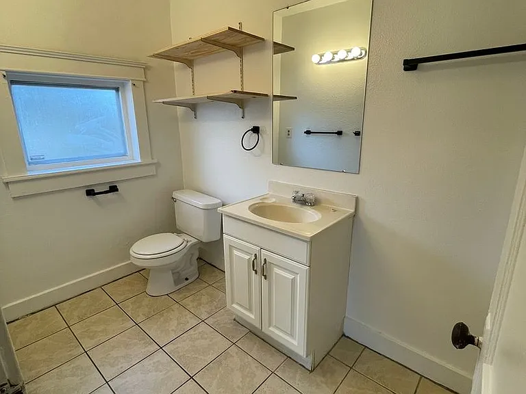 211 Ballard St — Photo 28