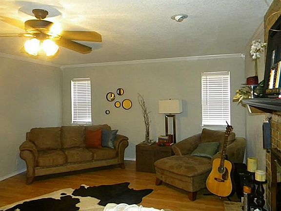 2nd image of 208 N Meadowview Dr