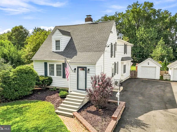9 Haines Dr, Moorestown, NJ 08057