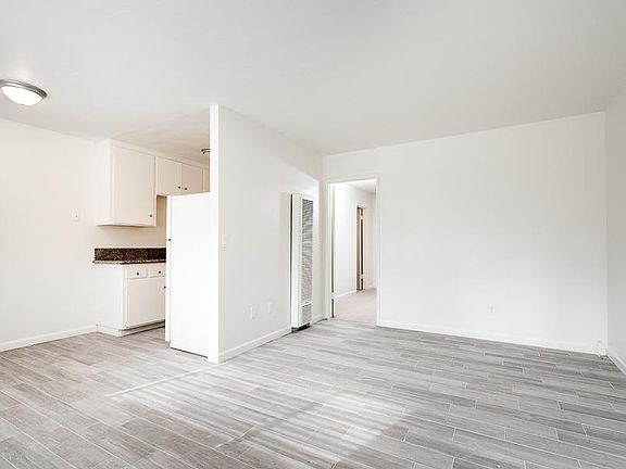 5th image of 260 W Cypress Ave
