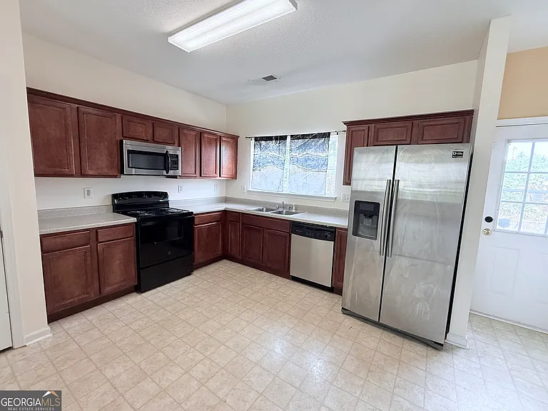 260 Commons Dr — Photo 6