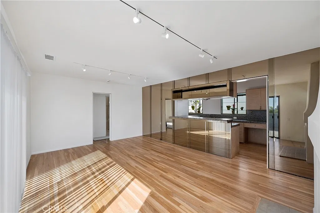 2 bed, 1000 sqft, $5,900 — Photo 4