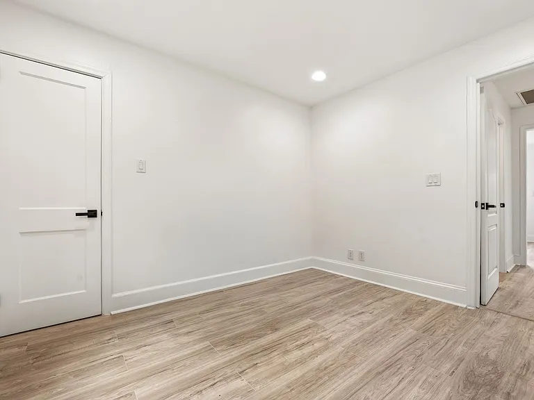 215 N Columbia St — Photo 17