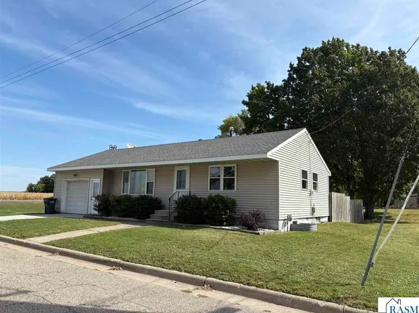 105 6th St, Cleveland, MN 56017