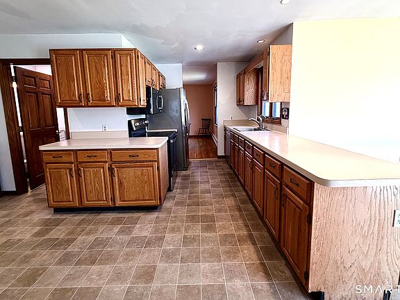 5th image of 1822 Stratfield Road