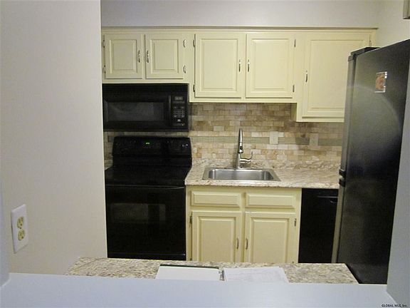 3rd image of 52 Point Of Woods Dr