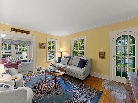 4th image of 873 Hillside Ave