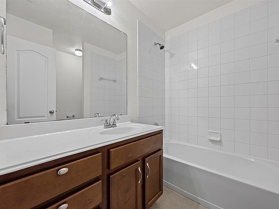 5th image of 229 Wicker Park Way