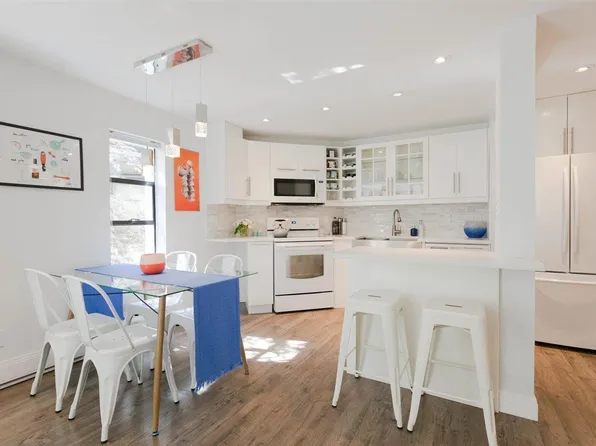 936 Bute St #104, Vancouver, BC V6E 1Y8