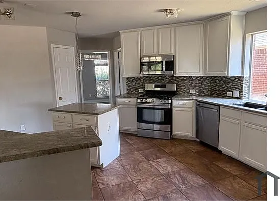 4 bed, 2614 sqft, $2,799 — Photo 2