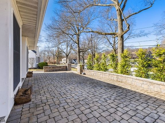 3rd image of 15 Nestro Rd