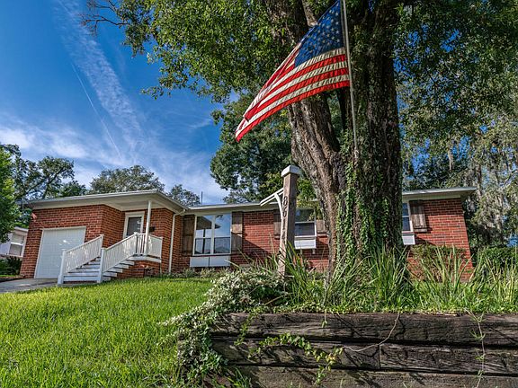 3rd image of 8614 Emerald Isle Cir N