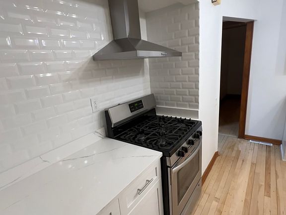 4th image of 3235 S Kinnickinnic Ave