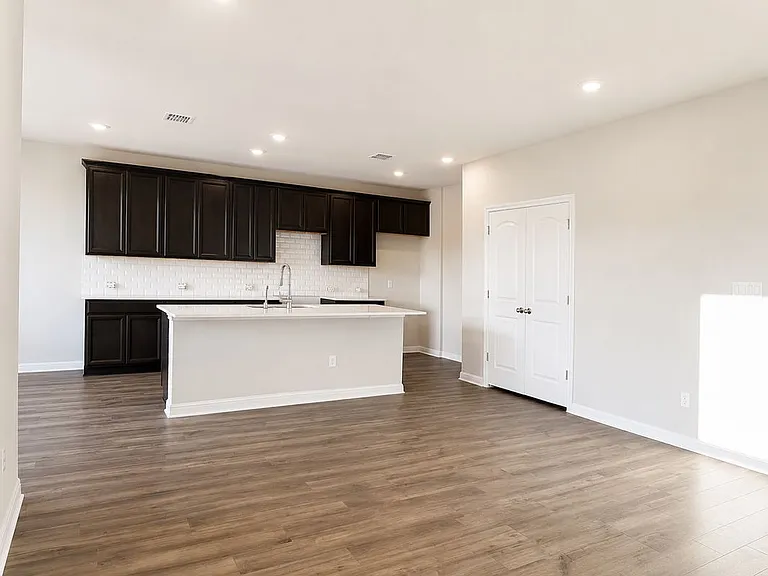 2441 Danbury Ln — Photo 3
